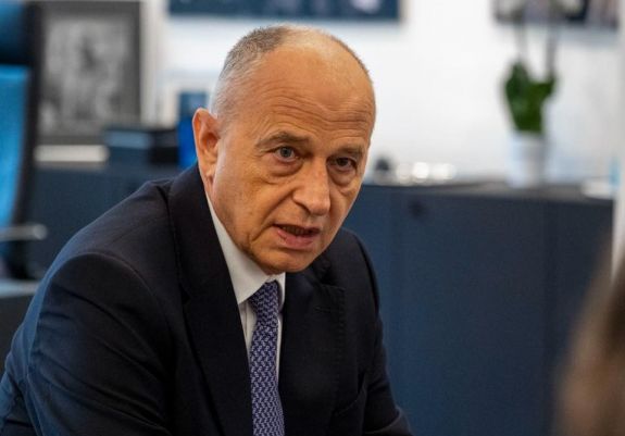 Geoană a kormányt pénzügyi, szakmai és erkölcsi szempontból is bírálta