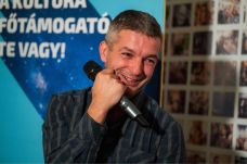 Szálinger Balázs: „Írni kell, és akkor picit meg lehet fogni az időt”