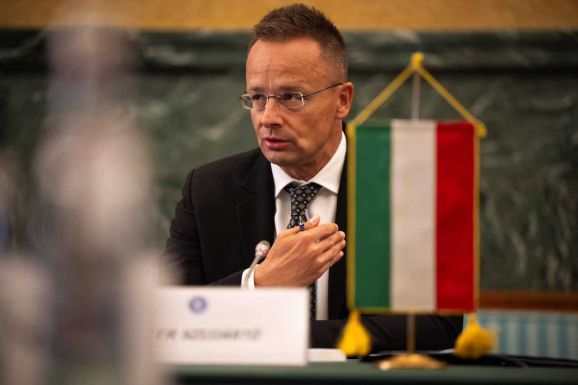FRISSÍTVE - Bukarestben tárgyal Szijjártó Péter, fontos döntést hoznak 