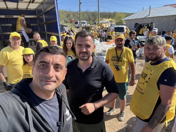 George Simion leadta az iratcsomóját, államfő lenne