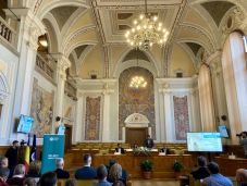 „Nem az egyenruhával van problémám, hanem az egyengondolkodással” - Megnyitották a tanévet a kolozsvári BBTE-n