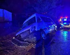 Tíz utast szállító kisbusz borult fel