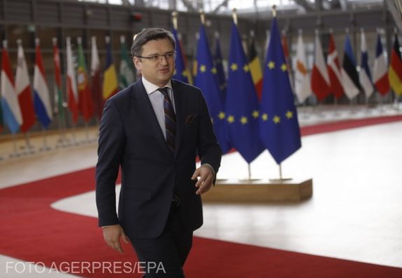 Összeomlóban Ukrajna kormánya, a külügyminiszter is lemondott