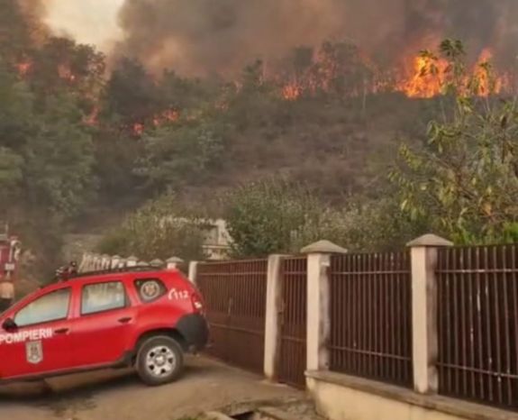Százötven hektáros bozóttűz pusztít – lakóházak vannak veszélyben (VIDEÓ)