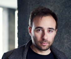 Miért mantrázik az újságíró