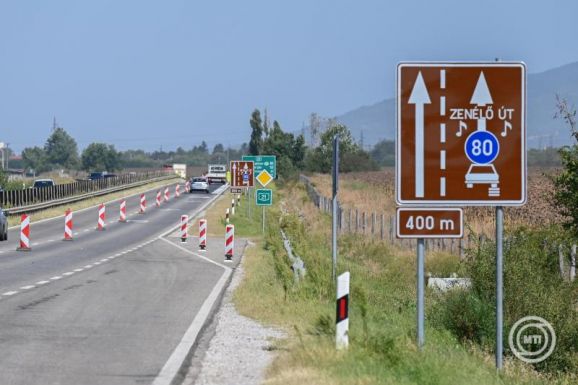 Zenélő útburkolat: az Ismerős Arcok együttes Nélküled című száma csendül fel