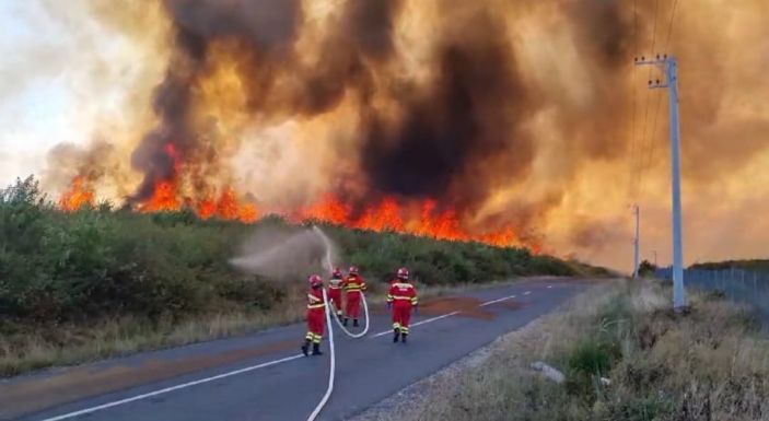 FRISSÍTVE – Hatalmas vegetációtűz pusztít Máramaros megyében, hét házra átterjedtek a lángok