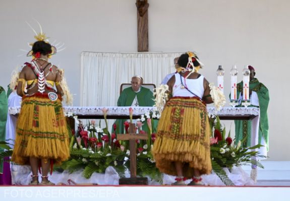 Pápua Új-Guinea fővárosában több tízezer hívő előtt misézett Ferenc pápa