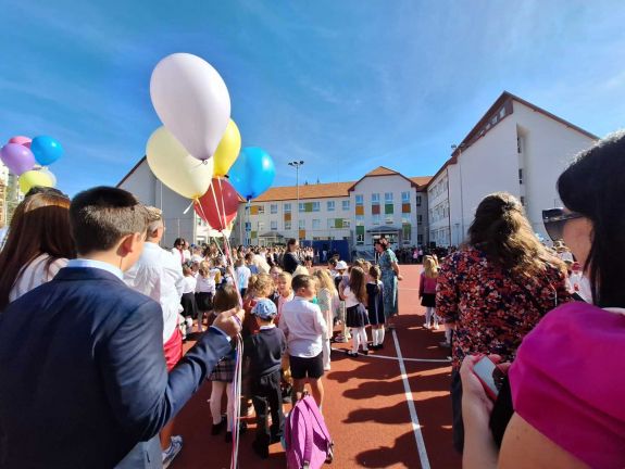 Felszálltak a színes lufik: elkezdődött a tanév Csíkszeredában