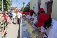 A torjaiak kifőzték: 60 méteres túrós puliszka a Septemberfesten
