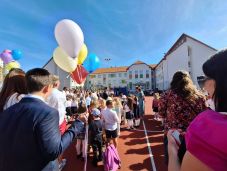 Felszálltak a színes lufik: elkezdődött a tanév Csíkszeredában