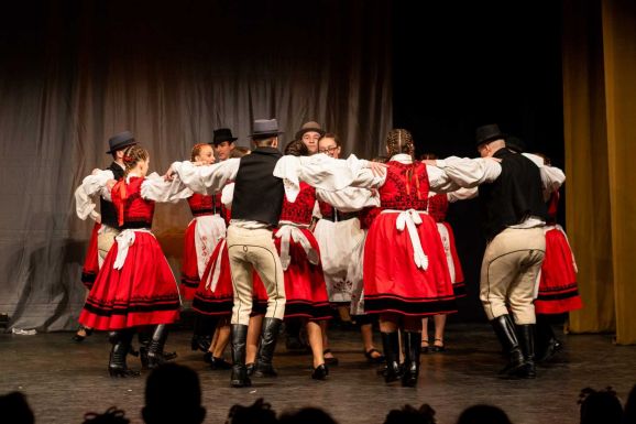 Leukémiával diagnosztizált kisfiú támogatására szervez jótékonysági néptánctalálkozót a Bekecs Táncszínház