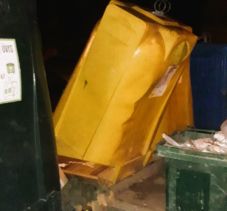 Visszaváltható palackokért rongálják és ürítik ki a konténereket