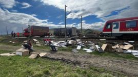 Vonat ütközött teherautóval Zsuknál – a vonaton harmincan utaztak