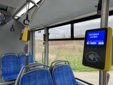 Már bankkártyával is lehet jegyet venni a marosvásárhelyi autóbuszokon