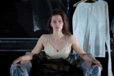 „A valóságban lehet álarcot viselni, a színpadon nem” – Két nő története a Kolozsvári Állami Magyar Színházban