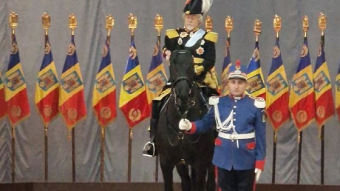 Rendhagyó módon ünnepeltek a csendőrök: lóval a színpadon