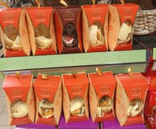 Törik szét a boltokban a csokitojásokat, mert a TikTokon elterjedt az álhír, hogy pénzt rejtenek