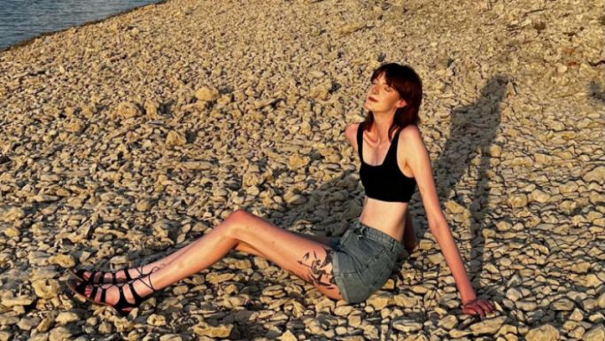 Ő a világ leghosszabb lábú nője: a randizással és a nadrágok vásárlásával is rendszeresen meggyűlik a baja