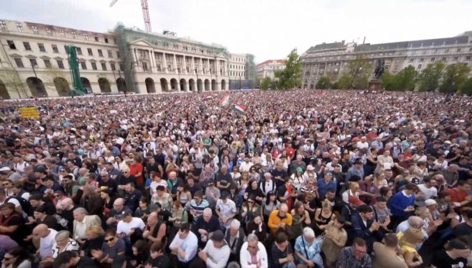 Anyák napján folytatja a Kossuth téren demonstráló Magyar Péter