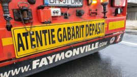 Figyelem: túlméretes szállítmányok lassítják a forgalmat