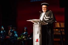 A Marosvásárhelyi Színművészeti Egyetem díszdoktorává avatták Mohácsi János rendezőt 