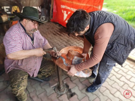 Önmagát alakító színész, életművész és rézműves – Gábor Lali műhelyében jártunk