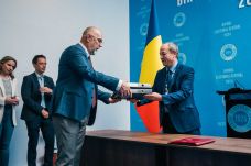 EP-választások: mintegy 300 ezer támogató aláírást adott le az RMDSZ Bukarestben