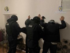 Kábítószerkereskedés miatt tartóztattak le egy rendőrt Maros megyében