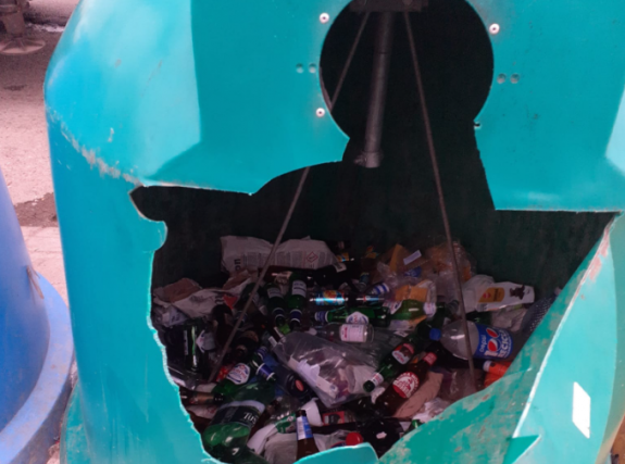 Mindennapos: feltörik a kukákat a visszaváltható palackokért