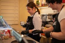 Ellátottakból ellátók – Fogyatékkal élő személyek szolgálnak fel egy marosvásárhelyi kávézóban