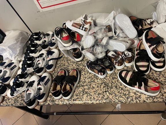 Két nő reptéri poggyászában egymillió lej értékben találtak hamisított ruhát és lábbelit