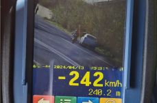 Elképesztő sebességgel száguldozó motorost mértek be