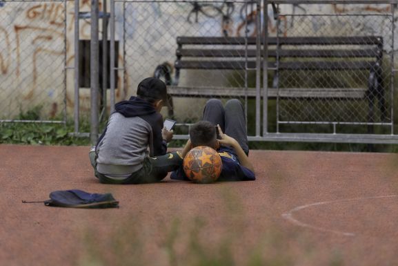 Több mint tízezer gyermeket hagytak itthon a külföldön dolgozó szüleik