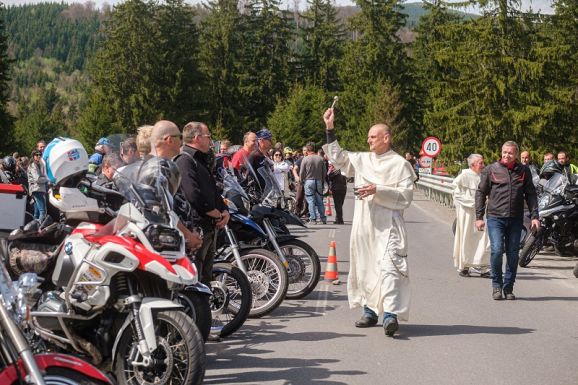 Áldást kaptak a motorosok a hargitai Tolvajos-tetőn