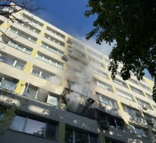 Tűz ütött ki egy tömbházban – a lakókat tűzoltólétrán menekítették