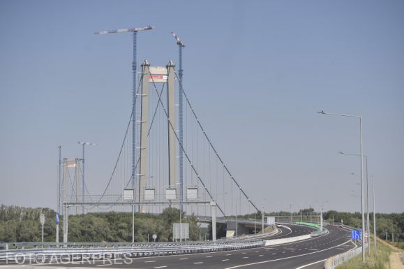 Átadása óta már harmadszor aszfaltozzák Románia legnagyobb fesztávolságú, méregdrága Duna-hidját