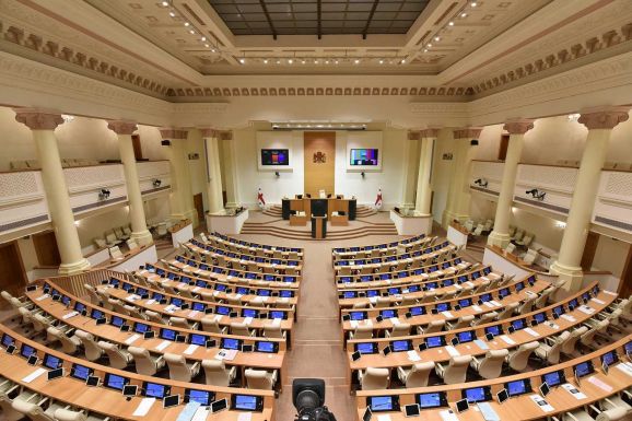 Kiütötte az ellenzék a kormánypárti politikust a parlamentben (VIDEÓ)