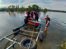 Hunyad megye: második napja keresnek a búvárok egy eltűnt személyt