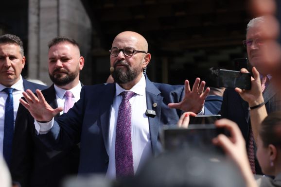 Főpolgármester-jelölti szappanopera: a PSD Piedonéra cserélné Cîrstoiu doktort, a PNL nem