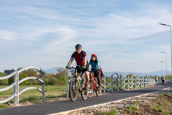 Bicikliút kerítéssel – Miért kell védőkorlát a sepsiszentgyörgyi kerékpárút mentén?