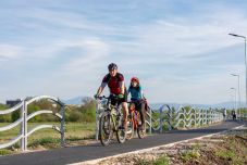 Bicikliút kerítéssel – Miért kell védőkorlát a sepsiszentgyörgyi kerékpárút mentén?