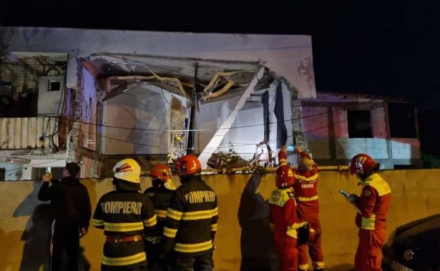 Robbanás egy társasházban, egy személy meghalt, az épület egy része összedőlt