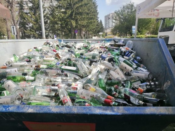 Sok még a nem visszaváltható üveg a háztartásokban, rengeteget gyűjtöttek be Sepsiszentgyörgyön