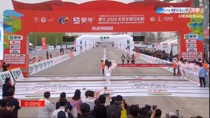 Engedték nyerni, megfosztották érmétől a félmaraton győztesét (VIDEÓ)