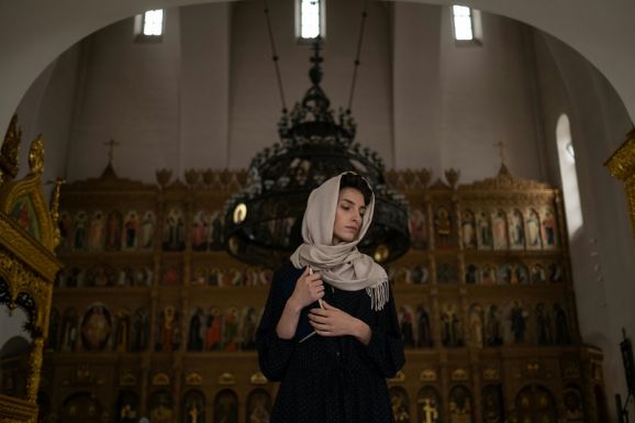 Börtönbe vetné a nemi erőszak áldozatait egy ortodox pap, mert „túl szépek”