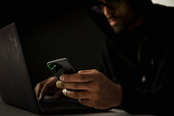 Figyelem: a kiberbiztonság szakemberének adják ki magukat telefonos csalók