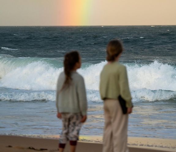 Megbírságoltak egy anyát, miután 7 és 10 éves gyermekei magukra elmentek a tengerpartra
