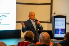 Bajban a koalíció: hétfőn főpolgármester-jelöltet válthat Bukarestben  