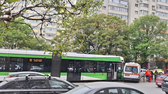 Súlyos baleset: egy beteget szállító mentőautó és egy villamos ütközött össze